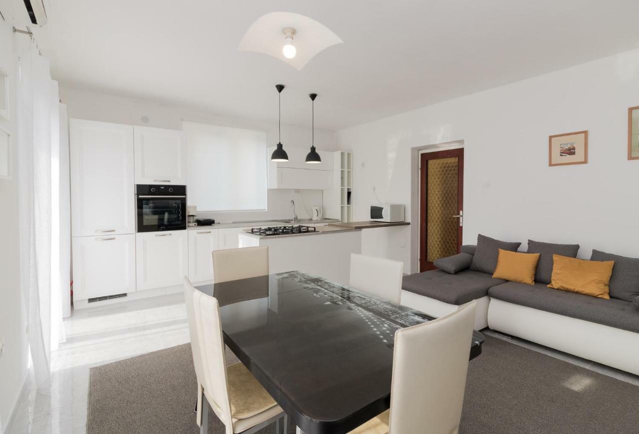 Apartment Beautiful Garden By Rent Istria 포레치 외부 사진